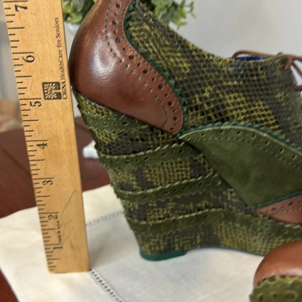 POETIC LICENSE Wild Safari wingtip wedges
EU Size 39 (8.5) New No Box - Picture 6 of 13